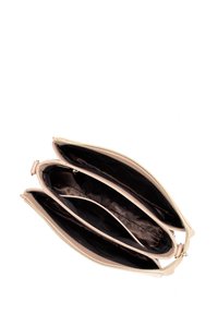 Borsa con zip a tre scomparti in materiale beige chiaro testurizzato. Interno foderato in tessuto scuro, con dettagli in metallo dorato.