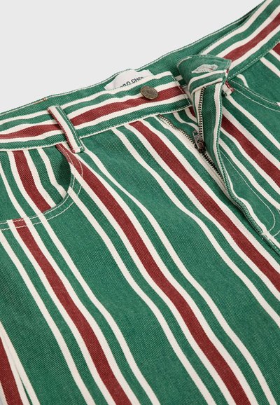 Zelené denimové kraťasy so vertikálnymi pruhmi v červenej a bielej farbe. Zatvorenie na mosadzný gombík a zips. Ošúchané akcenty pri páse.