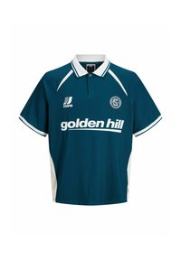 Polo de sport bleu sarcelle avec col blanc, bandes latérales blanches, texte "golden hill" et écussons logo sur la poitrine et les manches.