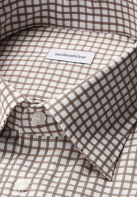 Colletto a scacchi marrone e bianco con una trama in cotone; presenta un bottone e un'etichetta con la scritta "seidensticker" all'interno del colletto.