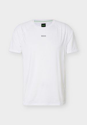 Valge lühikeste varrukatega ümmarguse kaelusega T-särk, mille keskel rinnal on "BOSS" logo ja krae sees musta ja rohelise sildiga.