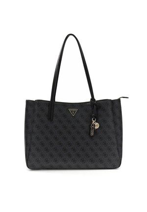 Sac tote noir Guess avec double poignée, surface à motifs, logo triangulaire et charms métalliques de la marque suspendus à la poignée.