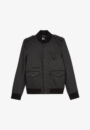 Veste en laine grise mélangée avec un col rond, fermeture à boutons sur le devant, deux poches avant, épaulettes et poignets et ourlet noirs contrastants.