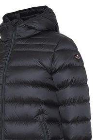 Giacca nera imbottita con colletto alto e cappuccio. Presenta quilting orizzontali, una cerniera frontale e una patch con logo sulla manica.