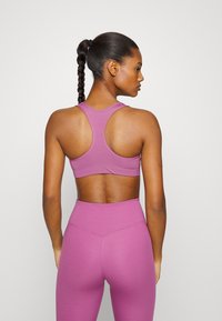 Nike Performance BRA - Sutiã desportivo de suporte médio - light bordeaux/white