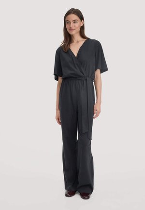 Zwarte jumpsuit met een wikkelontwerp, korte mouwen, een ceintuur in de taille en wijde pijpen, gemaakt van een gladde, lichte stof.