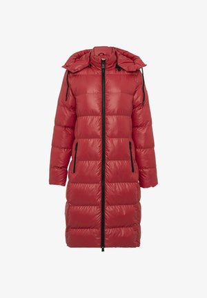Doudoune rouge avec une coupe ajustée, dotée d'une fermeture éclair à l'avant, d'une grande capuche et de deux poches latérales zippées. Tissu lisse et brillant, motif matelassé.