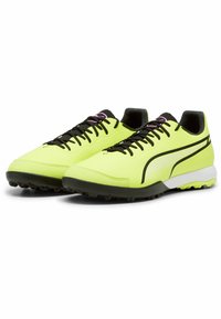Scarpe da calcio sintetiche di un vivace colore giallo con accenti neri, tomaia testurizzata, lacci neri e tacchetti in gomma sulla suola per una migliore trazione.