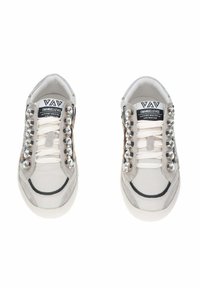 Sneaker bianche con decorazioni argento, lacci e un design testurizzato. Presentano un'etichetta con logo e un colletto imbottito per il comfort.