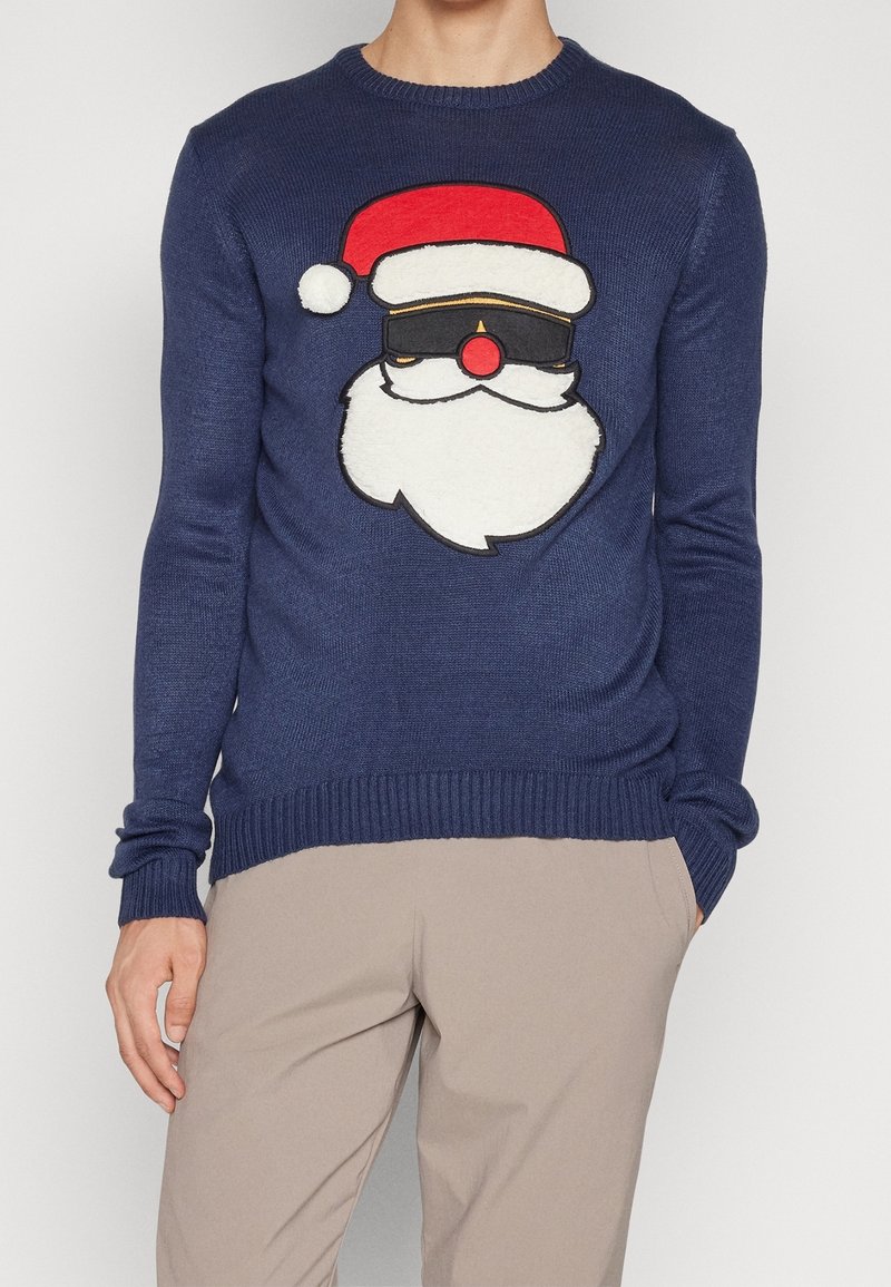 Marineblauer Strickpullover mit einem flauschigen Santa-Gesichtsmotiv, das einen roten Hut, schwarze Brille und eine runde rote Nase zeigt; mit gerippten Bündchen und Saum.