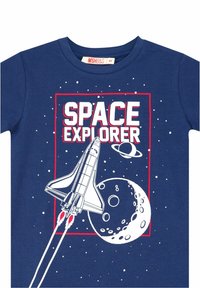 Camiseta azul marino con un gráfico blanco de un transbordador espacial, planetas y el texto "EXPLORADOR DEL ESPACIO" en negrita roja y blanca sobre un fondo estrellado.
