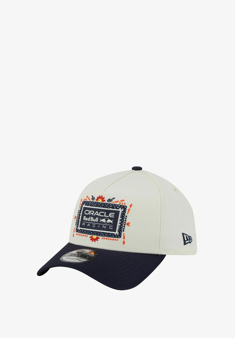 Weißer Hut mit einem dunkelblauen Schirm, ausgestattet mit einem bestickten Logo-Patch für Oracle Red Bull Racing und dekorativen bunten Nähdetails.