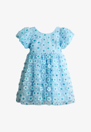 Vestido para niño pequeño de manga corta en azul claro con flores blancas 3D con centros turquesas que cubren toda la tela.