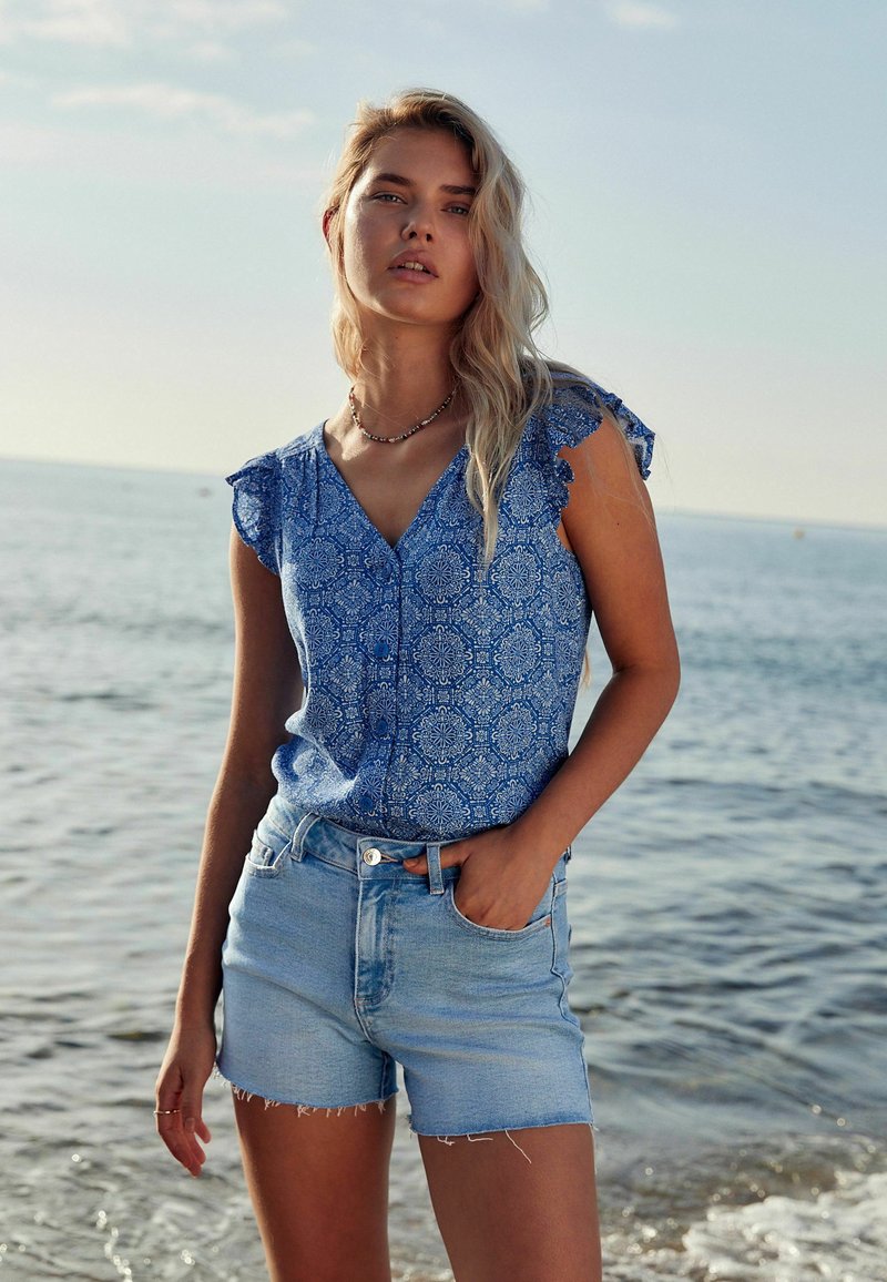 Next SUPER SOFT RAW HEM PETITE - Kratke hlače iz džinsa - light wash