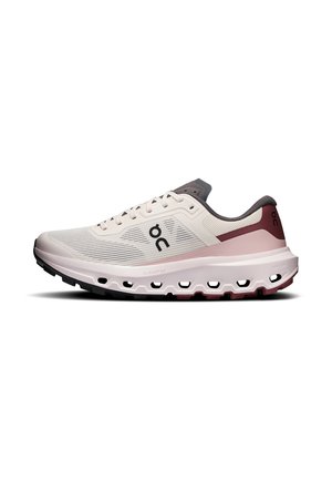 Chaussure de course rose clair et bordeaux avec une tige en mesh respirant et une semelle épaisse et rembourrée comportant des trous d’air visibles le long de la semelle intermédiaire.