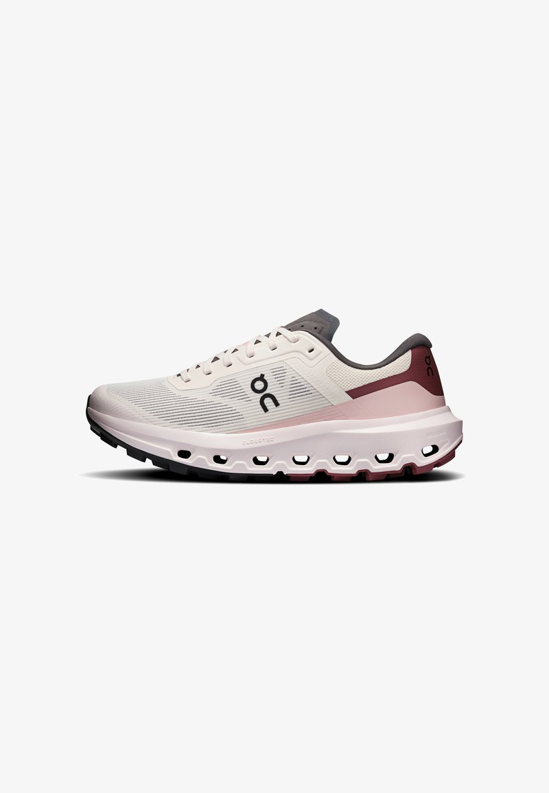 Chaussure de course rose clair et bordeaux avec une tige en mesh respirant et une semelle épaisse et rembourrée comportant des trous d’air visibles le long de la semelle intermédiaire.