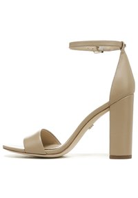 Beige hoge hakken sandalen met een gladde leren afwerking, een enkelbandje, open teen ontwerp en een blokhak voor stabiliteit.