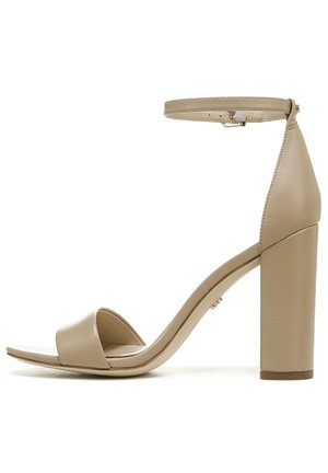 Sandali con tacco alto beige, con finitura in pelle liscia, cinturino alla caviglia, design open toe e tacco a blocco per maggiore stabilità.