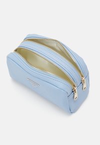 Guess DOUBLE ZIP - Neceser - sky