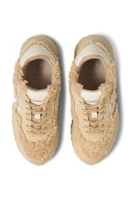 Pár béžových tenisek s huňatou ovčí kožešinou, semišovými detaily, tkaničkami a značkou "BOGNER" na jazycích a stélkách.
