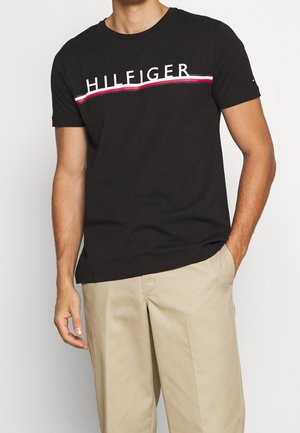 Czarna koszulka bawełniana z białym logo "HILFIGER" oraz różowymi i białymi paskami na piersi. Krótkie rękawy, klasyczny dekolt.