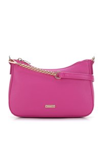 Růžová kožená crossbody taška s texturovaným povrchem, zlatým řetízkovým akcentem a logovou destičkou. Obsahuje zipové uzávěr a nastavitelné rameno.