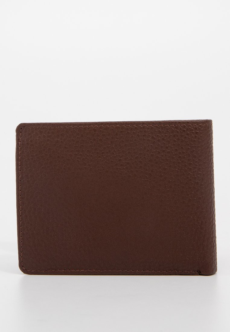 Braune Lederbörse mit strukturiertem Finish, rechteckiger Form und sichtbaren Nähten entlang der Kanten. Keine Beschläge oder Akzente vorhanden.