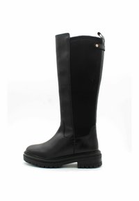 Botas negras hasta la rodilla fabricadas en cuero suave, con una suela plana, costuras reforzadas y una correa de acento en la parte superior.