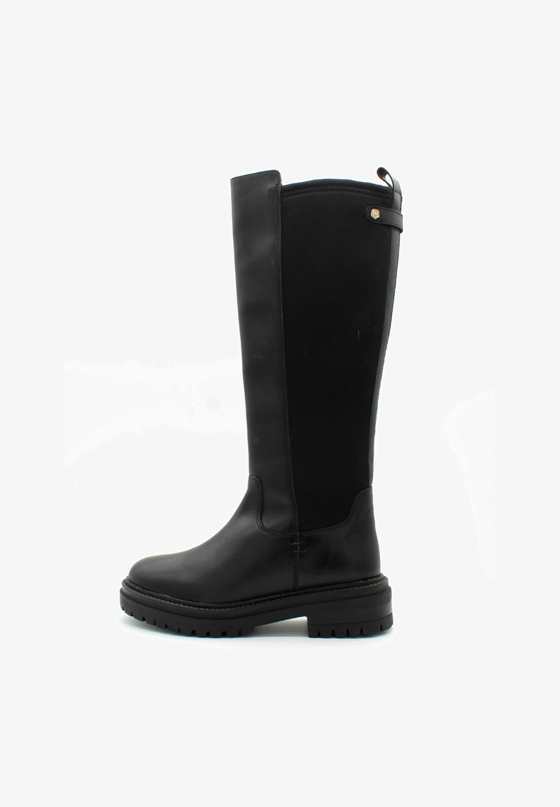 Botas negras hasta la rodilla fabricadas en cuero suave, con una suela plana, costuras reforzadas y una correa de acento en la parte superior.