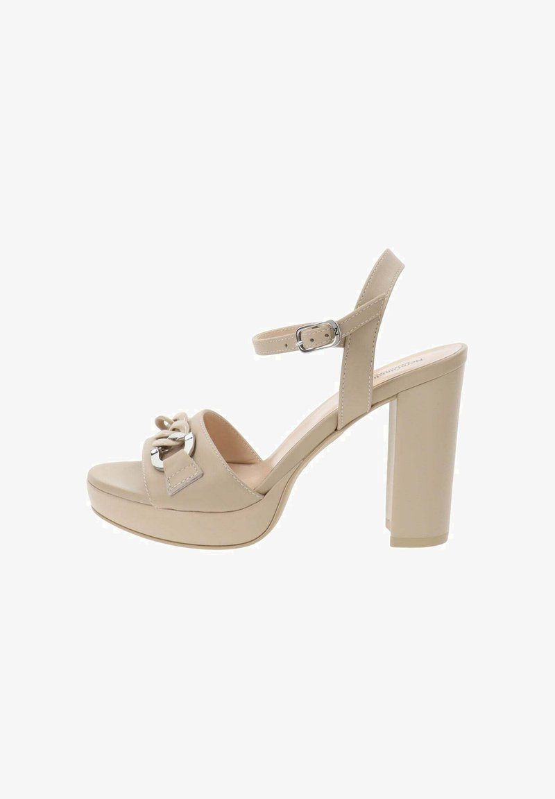 Sandale à talon haut en cuir verni beige avec une bride de cheville, un talon carré et un détail en nœud à l'avant, présentant une finition lisse et brillante.