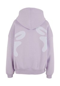 Sweat à capuche violet clair à manches longues avec des formes abstraites blanches dans le dos et des poignets et ourlet élastiques.