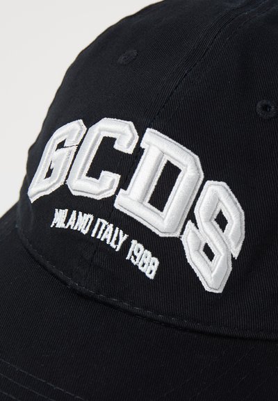 Fekete baseballsapka pamut twillből, fehér hímzett felirattal: "GCDS MILANO ITALIA 1988" és kontrasztos varrással.