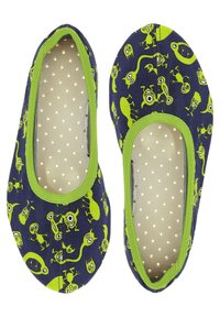 Flache Kinderschuhe aus dunkelblauem Stoff mit knallgrünen Akzenten. Sie verfügen über einen verspielten Monsterdruck und ein Innenfutter mit Punkten.