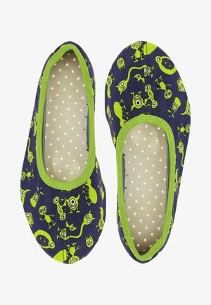 Flache Kinderschuhe aus dunkelblauem Stoff mit knallgrünen Akzenten. Sie verfügen über einen verspielten Monsterdruck und ein Innenfutter mit Punkten.