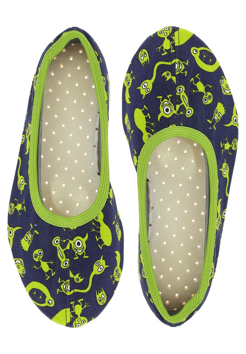 Flache Kinderschuhe aus dunkelblauem Stoff mit knallgrünen Akzenten. Sie verfügen über einen verspielten Monsterdruck und ein Innenfutter mit Punkten.