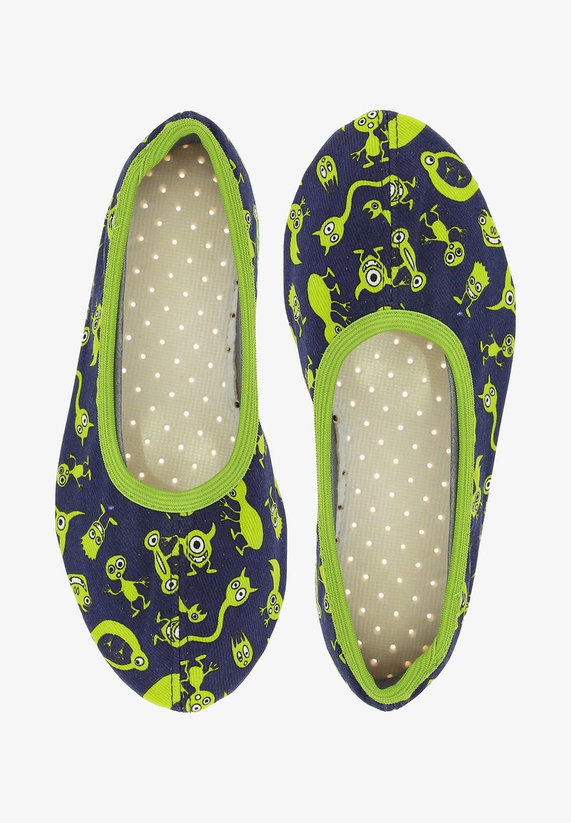 Flache Kinderschuhe aus dunkelblauem Stoff mit knallgrünen Akzenten. Sie verfügen über einen verspielten Monsterdruck und ein Innenfutter mit Punkten.