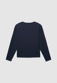 Maglione lavorato a maglia blu navy con maniche lunghe, scollo rotondo e vestibilità rilassata. Presenta una cucitura centrale lungo il retro. Texture morbida.