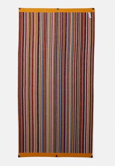 Tissu rayé avec des lignes verticales de différentes couleurs, une bordure orange vif en haut et en bas, et des fermetures à boutons noirs ronds.