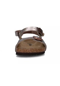 Sandali argentati metallici con due cinturini regolabili e un sottopiede in sughero. La suola è nera con una superficie texturizzata. Design semplice con accenti in metallo.