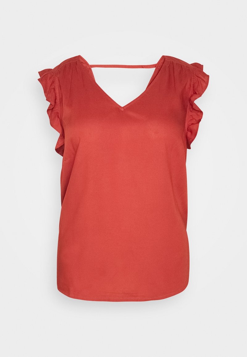Blouse rouge sans manches avec col en V, détails froncés aux épaules, et une fine sangle horizontale sur le haut du dos sur un fond uni.