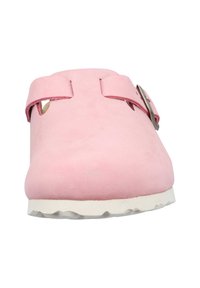 Scarpa slip-on in pelle scamosciata rosa con due cinturini superiori e dettagli in argento, dotata di suola bianca testurizzata e finitura liscia.