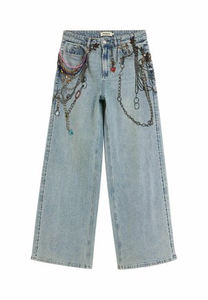 Vaaleansiniset leveälahkeiset farkut, joissa on monimutkaisia ketju- ja riipuskoristeita, rento istuvuus ja korostevärejä yksityiskohdissa.