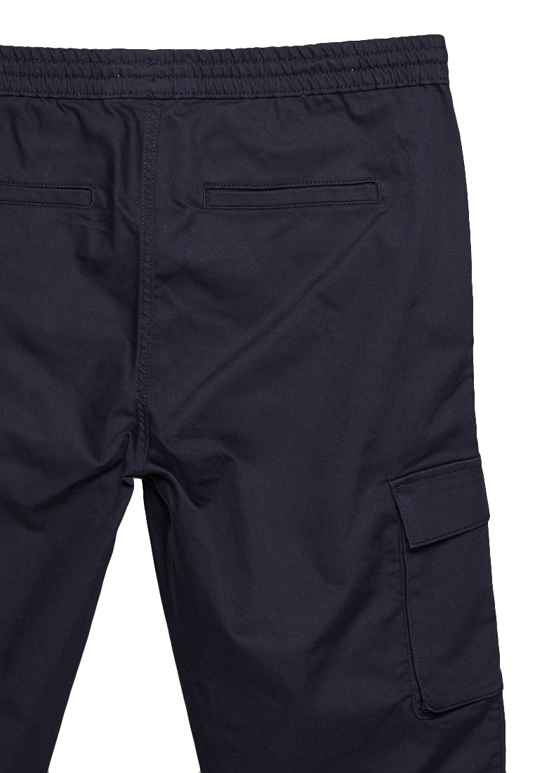 Pantalones cargo azul marino con cintura elástica, dos bolsillos traseros y un bolsillo lateral con tapa asegurada. Textura de tela suave y resistente.