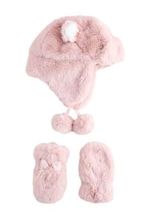Roze pluizige wintermuts met pompons en bijpassende wanten, één versierd met een klein strikje en knoop.