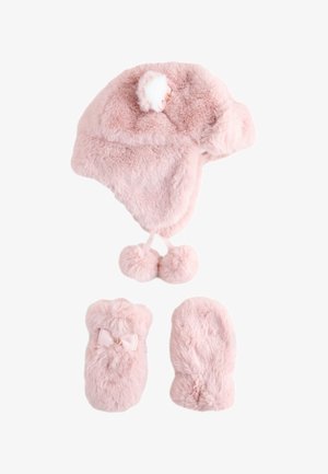 Rosa flauschige Wintermütze mit Pompons und passenden Handschuhen, eine davon mit einer kleinen Schleife und einem Knopf verziert.