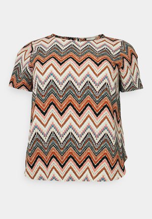 Korte mouw top met een veelkleurig zigzagpatroon in aardetinten van oranje, zwart en crème. Lichtgewicht stof met een relaxte pasvorm.