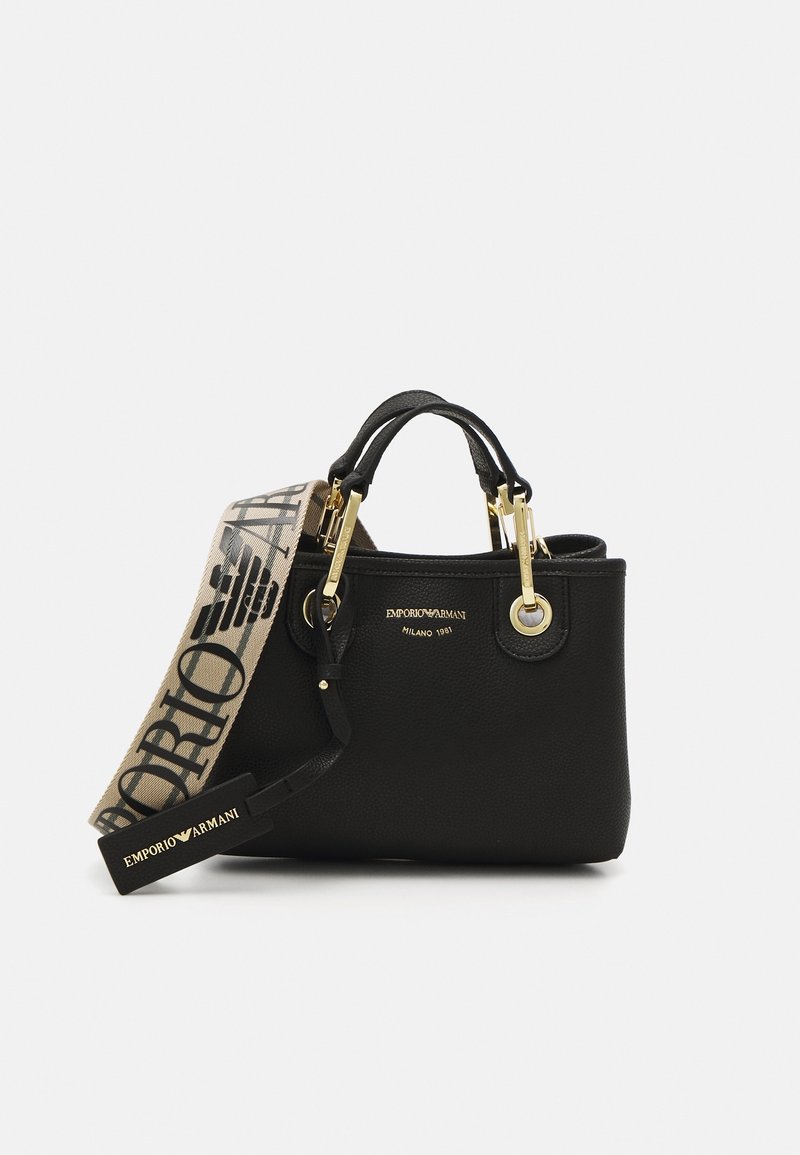 Černá texturovaná kožená kabelka se zlatými kovovými doplňky, dvojitými uchy a odnímatelným vzorovaným popruhem s logem "Emporio Armani".