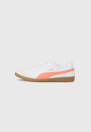 Valkoiset urheilukengät, joissa on vaaleanpunaisia yksityiskohtia, samettimainen etuosa, nauhakiinnitys ja kumipohja. Korostaa brändilogo keltaisena sivussa.