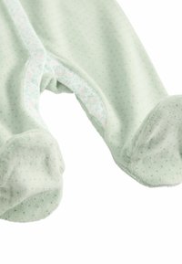 Lys grøn baby heldragt i blødt stof med små prikker. Trykknaplukning ved halsen og blomstermønster langs åbningen og fødderne.