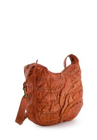 Oranje leren tas met een gestructureerd, gekreukt ontwerp. Voorzien van een ritssluiting en een verstelbare schouderband voor veelzijdige draagmogelijkheden.
